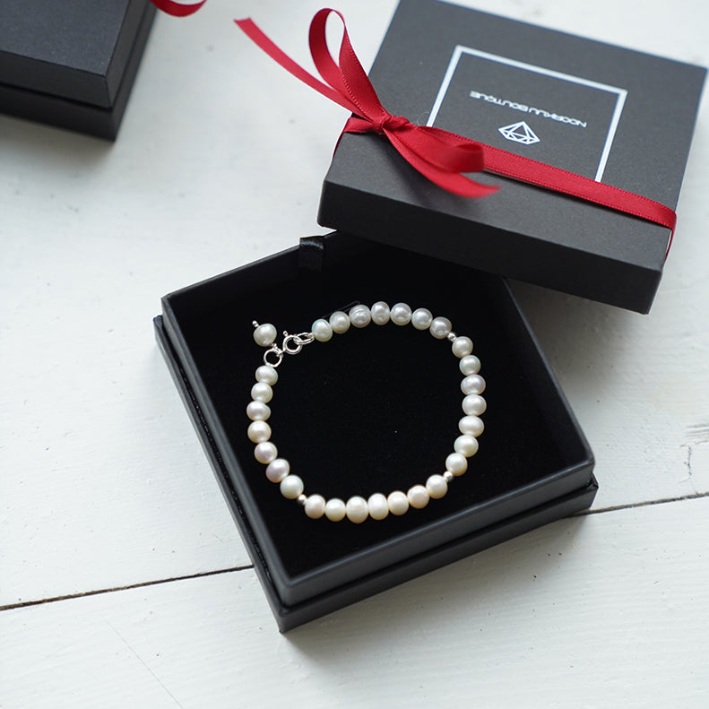 Natural pearl bracelet + silver details