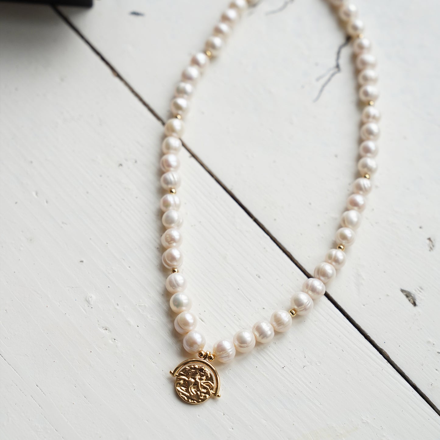 Dabīgo pērļu kaklarota ar zeltītām detaļām "Mia"