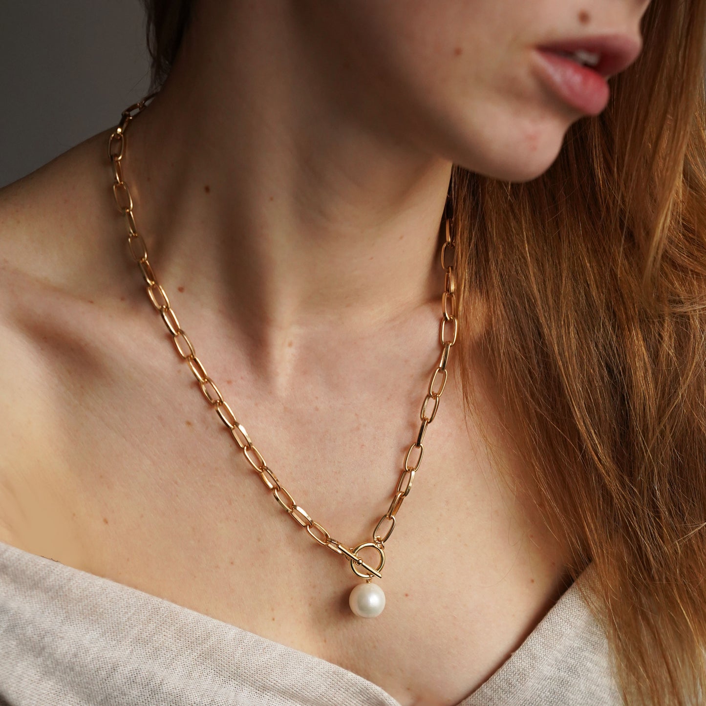 Auksu dengtas kaklo papuošalas su masyviu perlu