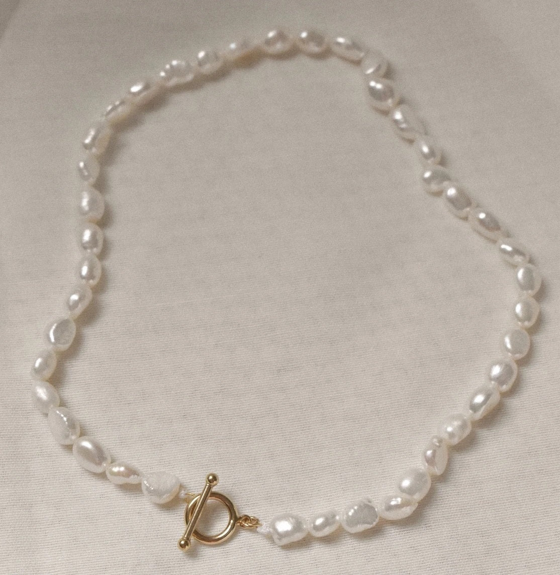 Pärlikee kullatud detailidega/Gabriella