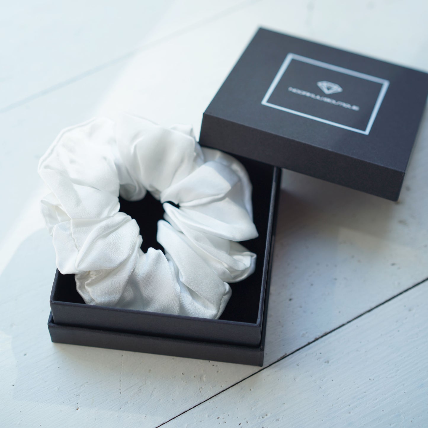 100% siidist valmistatud juuksekumm "valge"