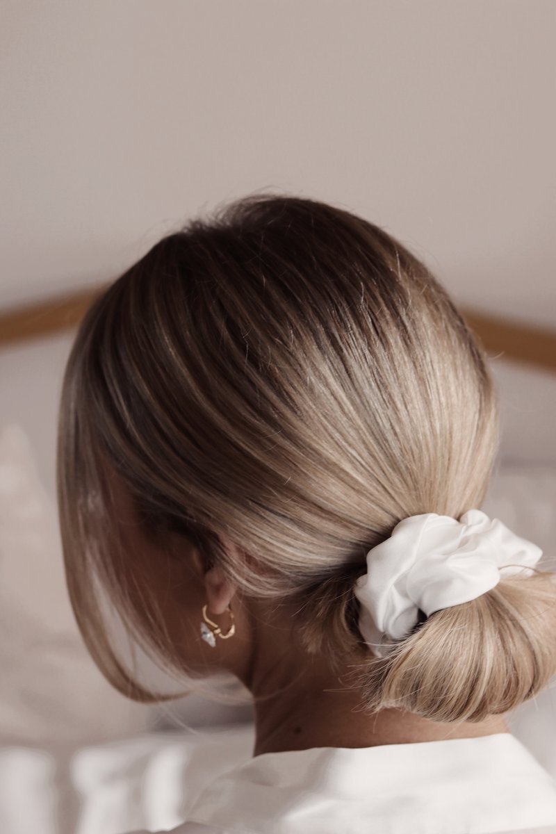 100% siidist valmistatud juuksekumm "valge"