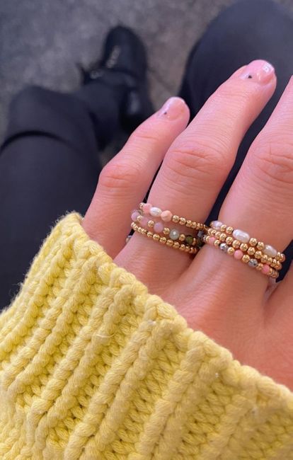 Vääriskividest sõrmus kullatud detailidega