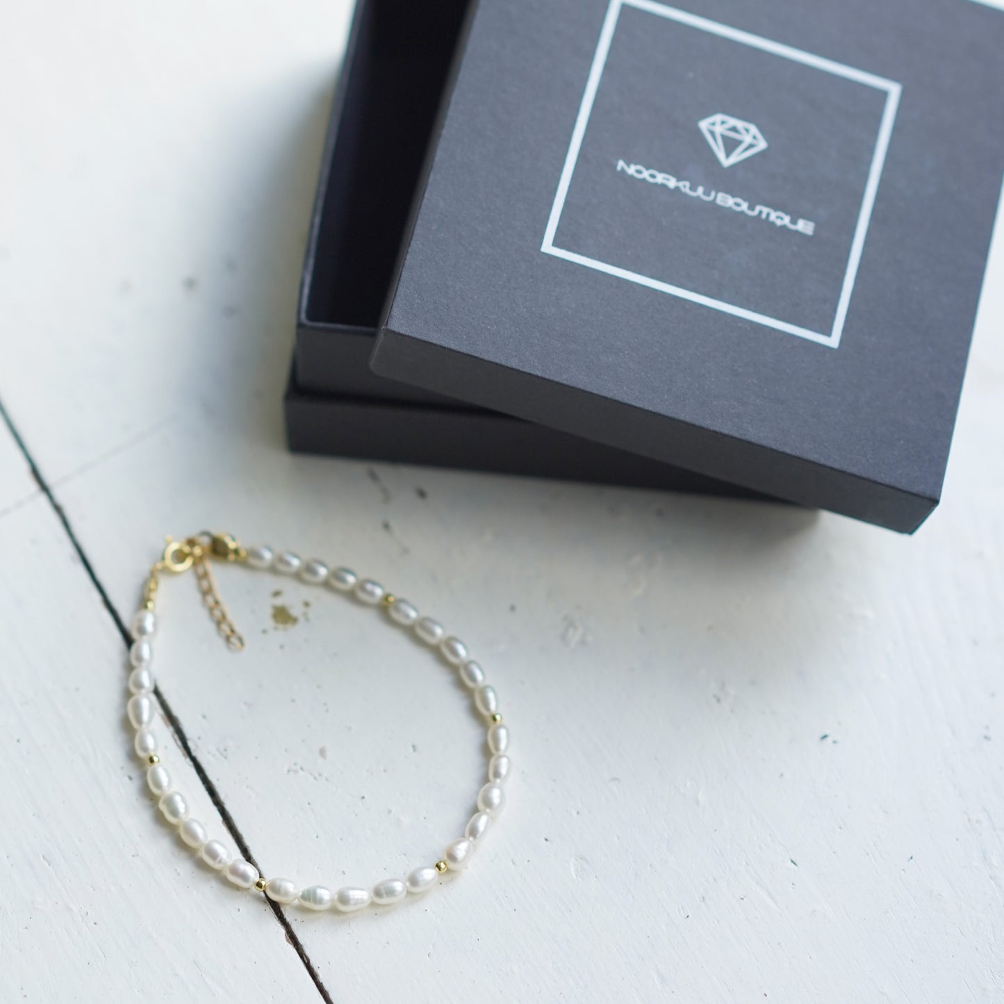 Pearl bracelet with gold plated sterling silver details