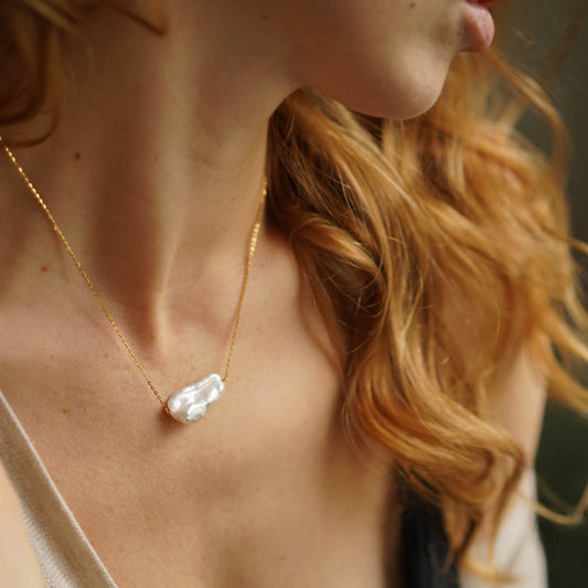 Elegant necklace pendant with natural pearl