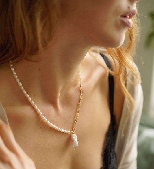 Paauksuota grandinėlė su natūraliu baroko perlu