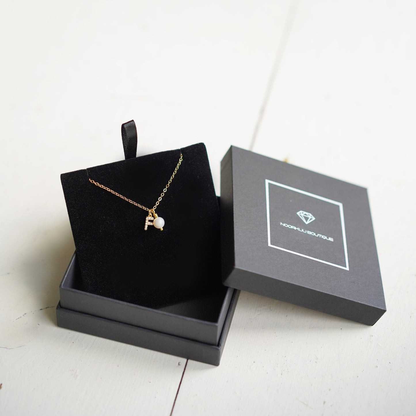 Apzeltīta ķēdīte ar jūsu burtu un pērli