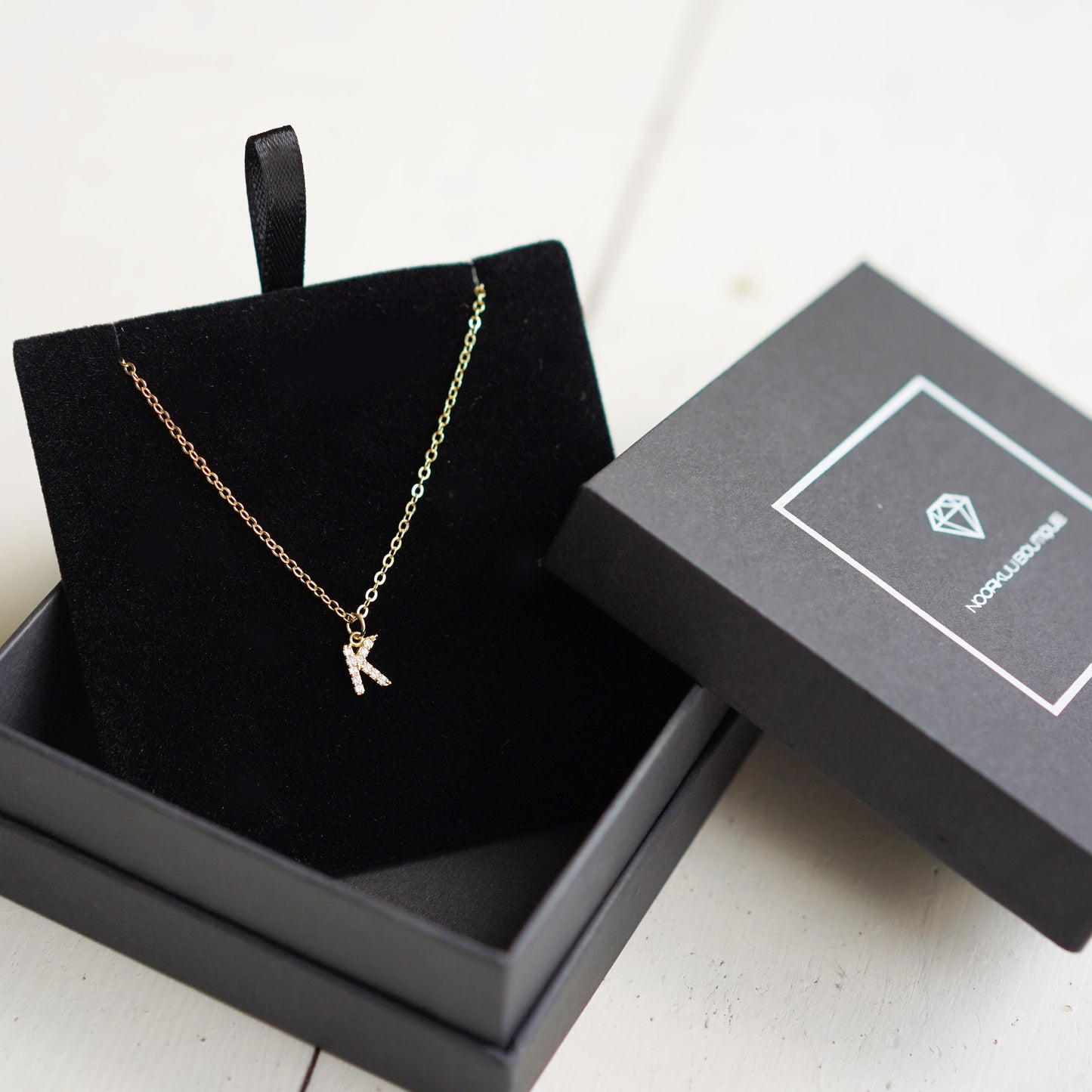 Paauksuota grandinėlė su jūsų pasirinkta raide