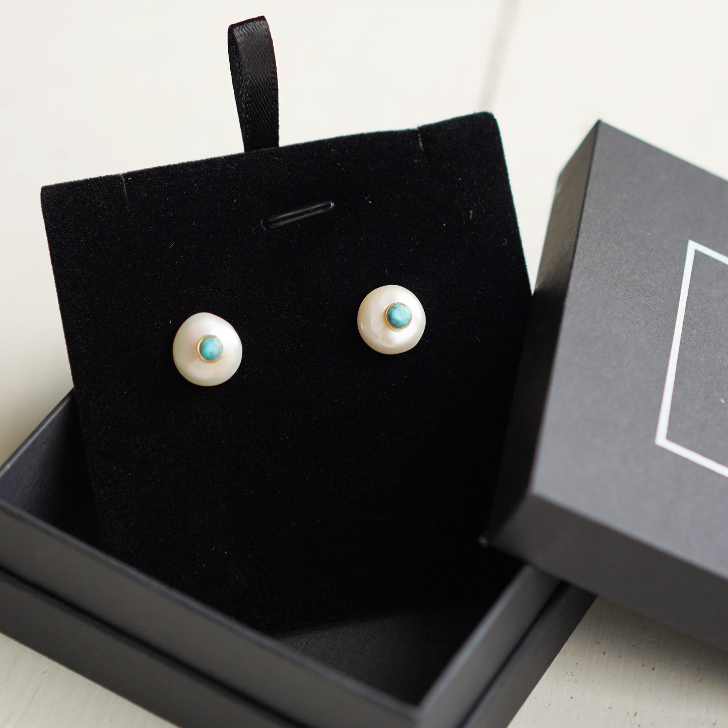 Paauksuoti sidabriniai auskarai su turkiu ir perlais