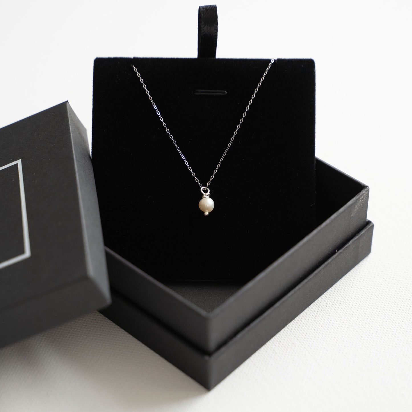 Sidabrinė grandinėlė su natūraliu perlu