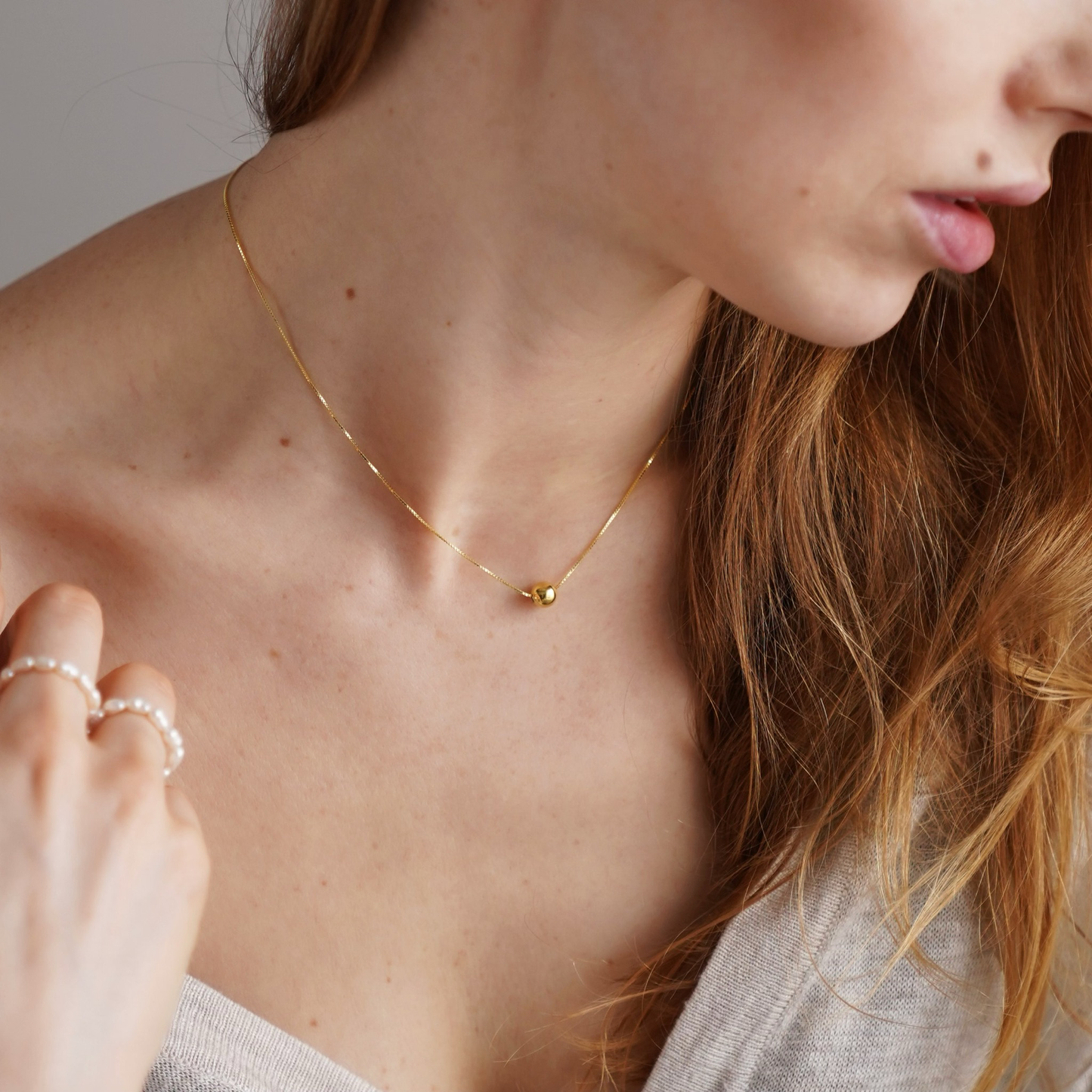 Apzeltīta kaklarota ar zelta bumbiņu