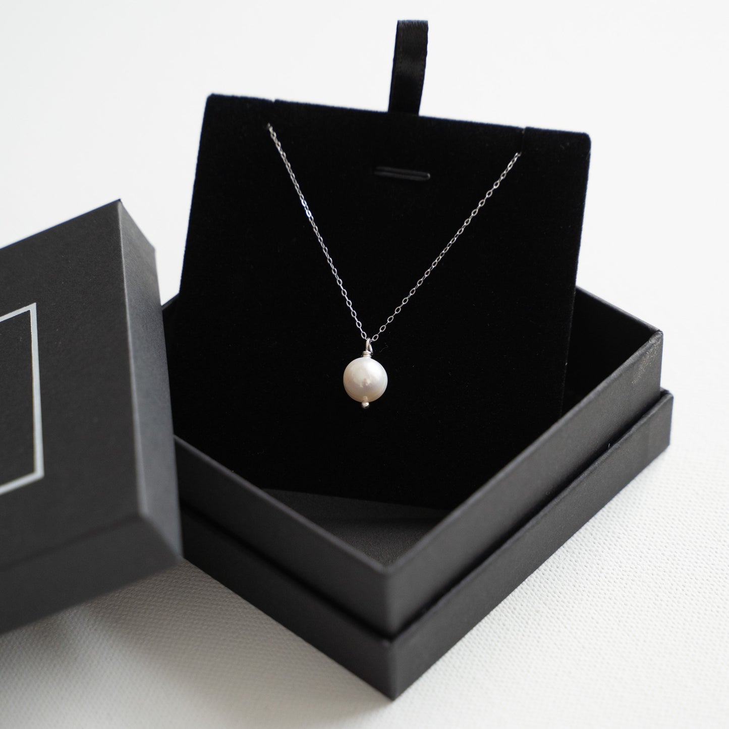 Elegant 925 sterling silver pendant with natural pearl, 8mm