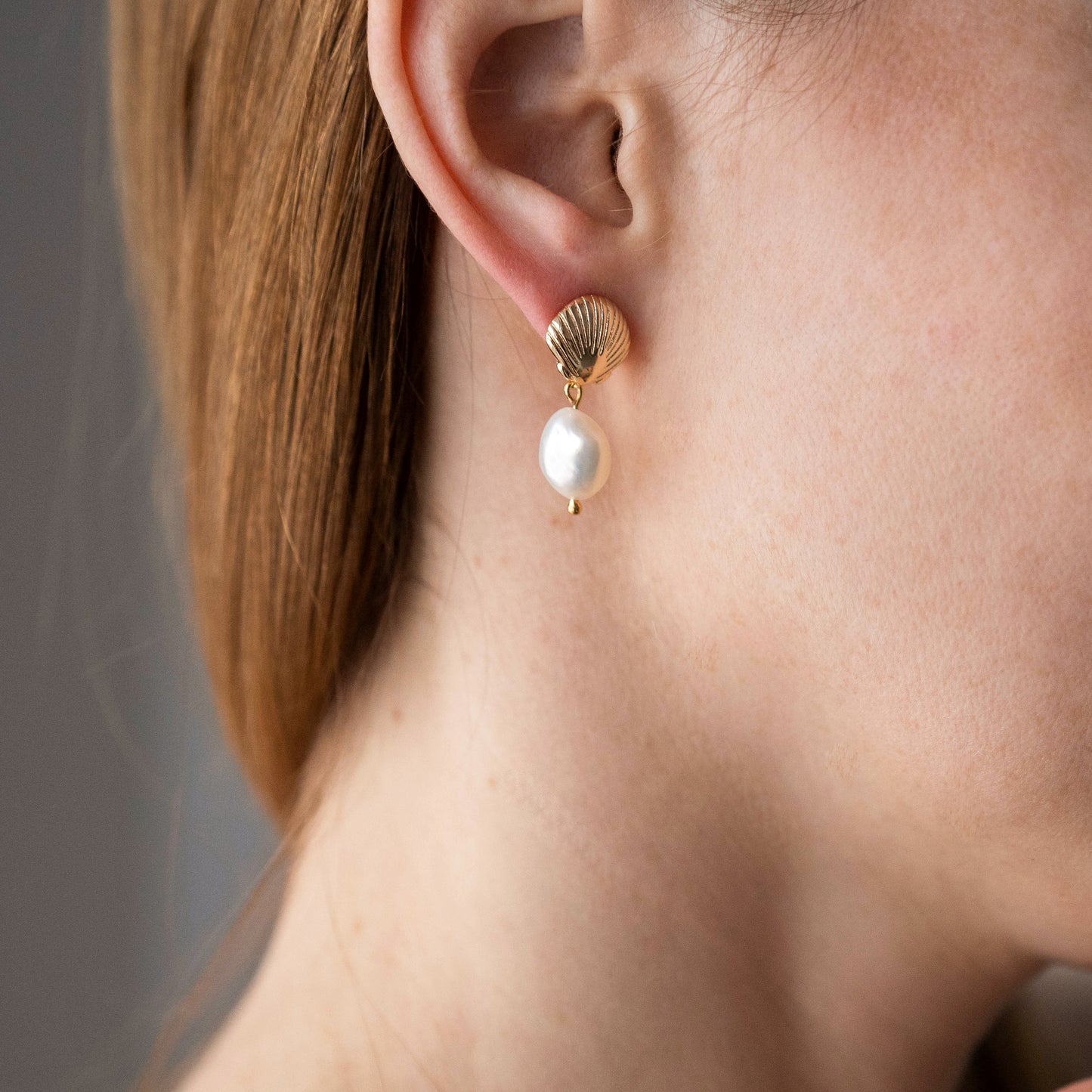 Gold plated earrings with natural pearls