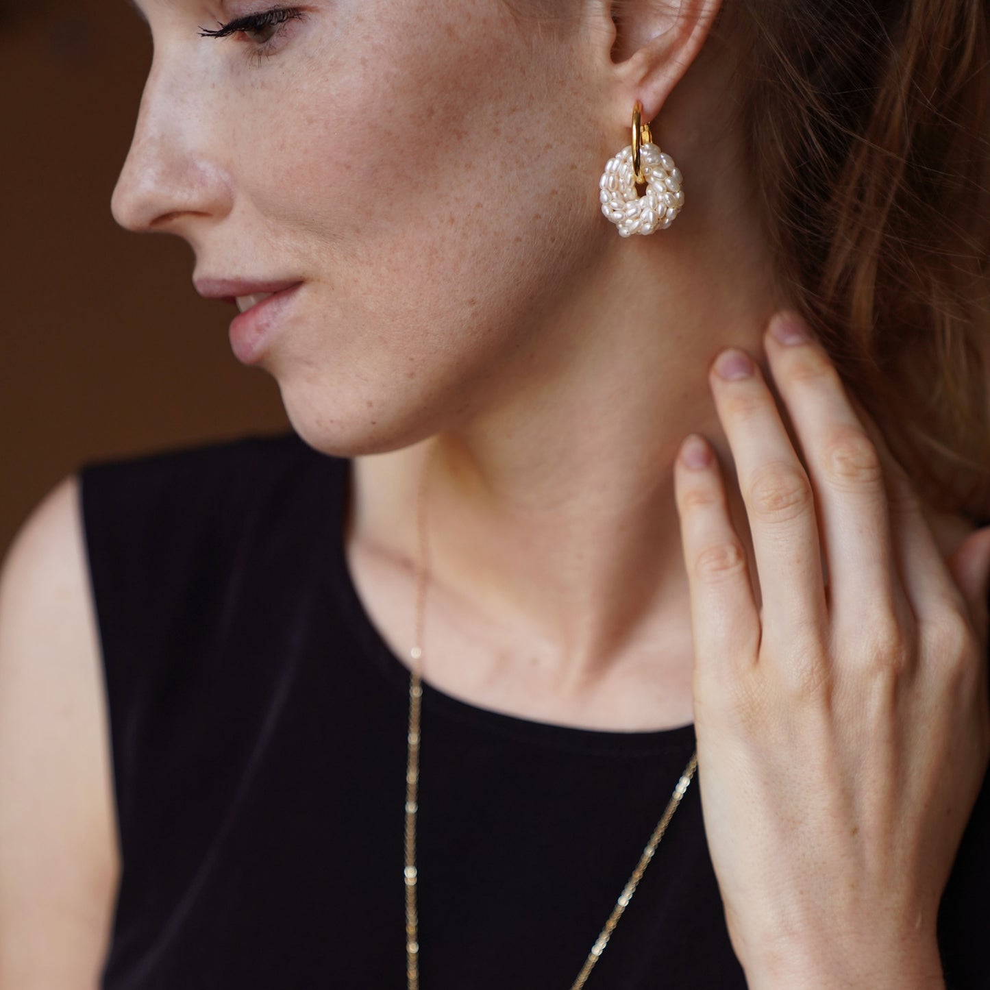 Auksuoti auskarai su natūraliais perlais