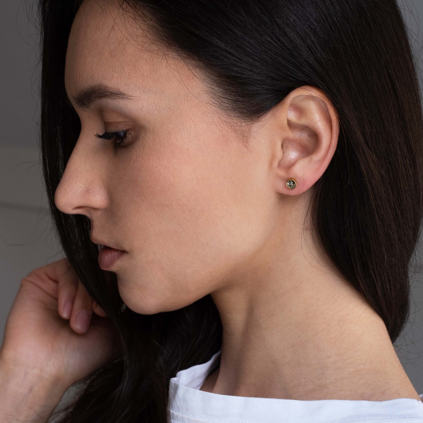 Sidabriniai auksu dengti auskarai su natūraliu gintaru "Round, green, 8mm"