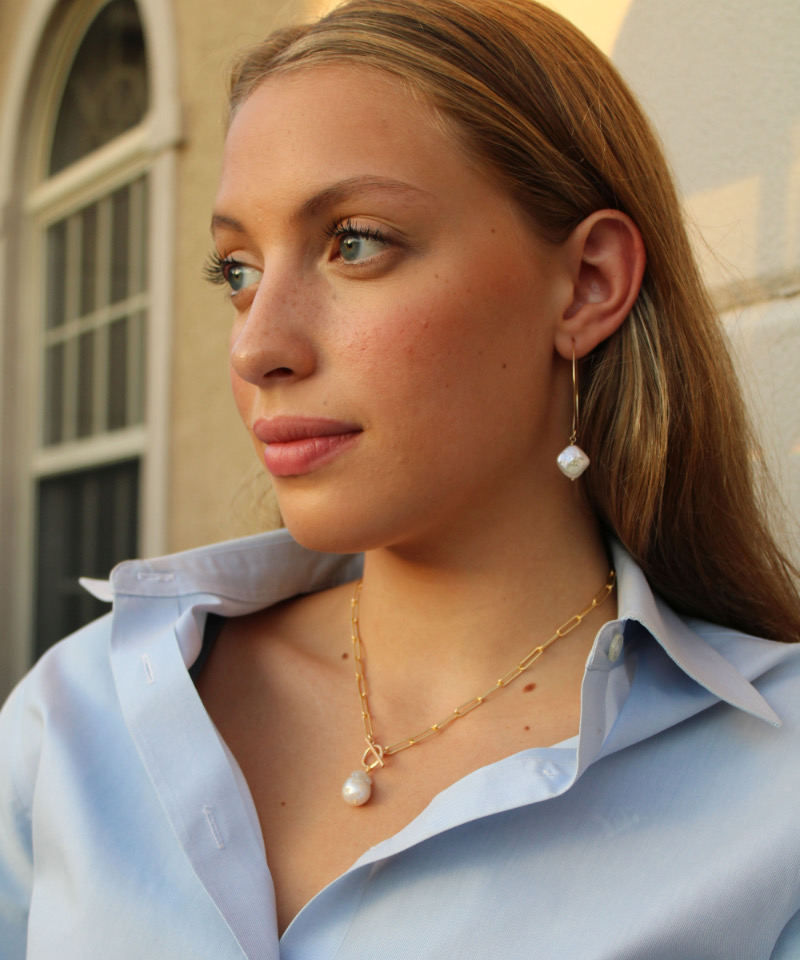 Kullatud kaelakee Baroque pärliga