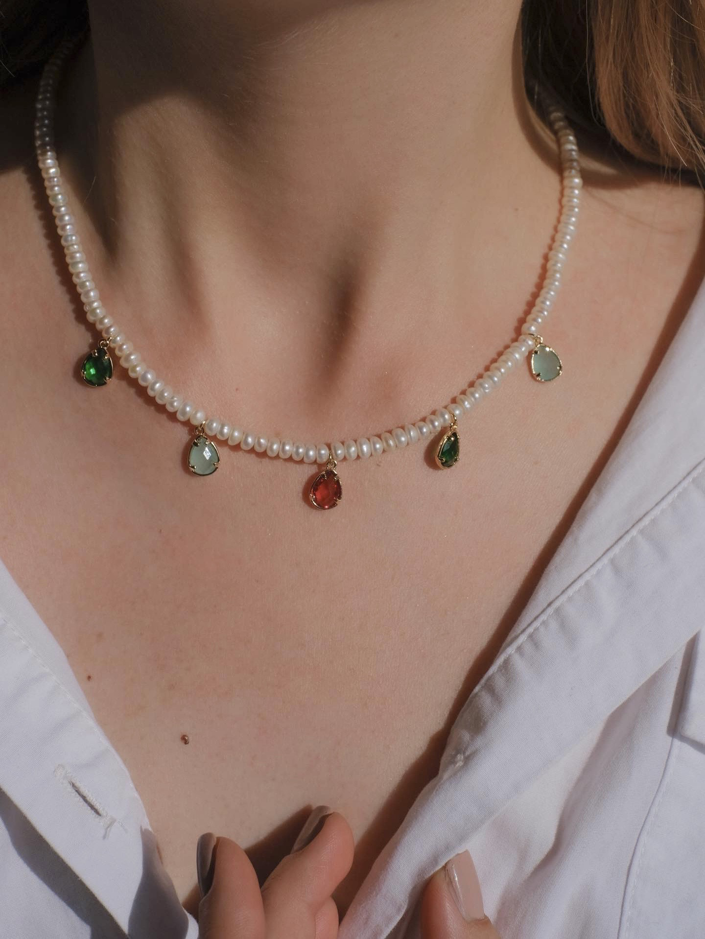 Natūralių perlų vėrinys su kristalais "Spalvos"