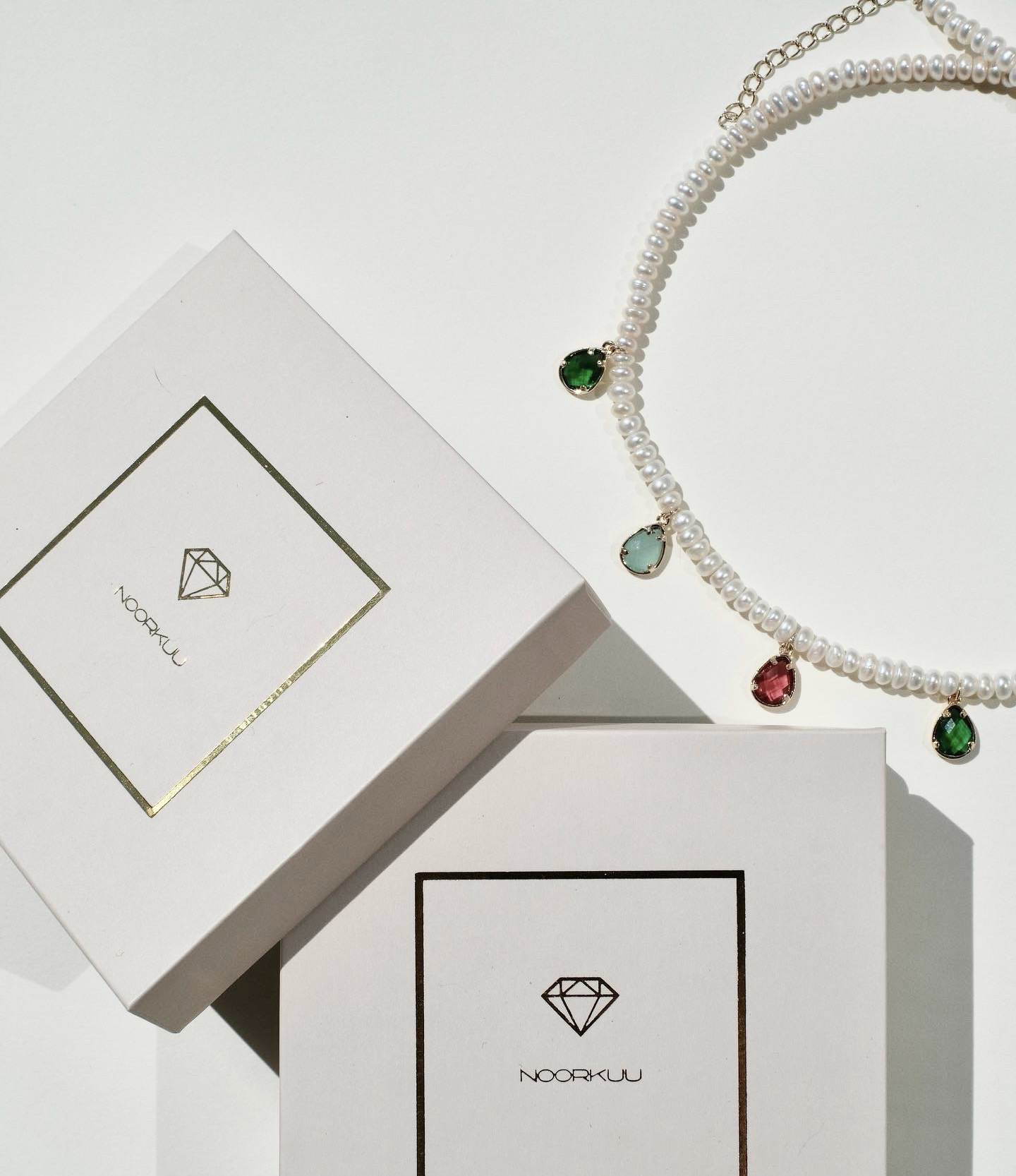 Natūralių perlų vėrinys su kristalais "Spalvos"