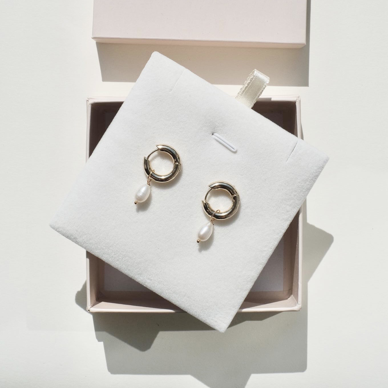 Paauksuoti auskarai su natūraliais perlais “Lily”