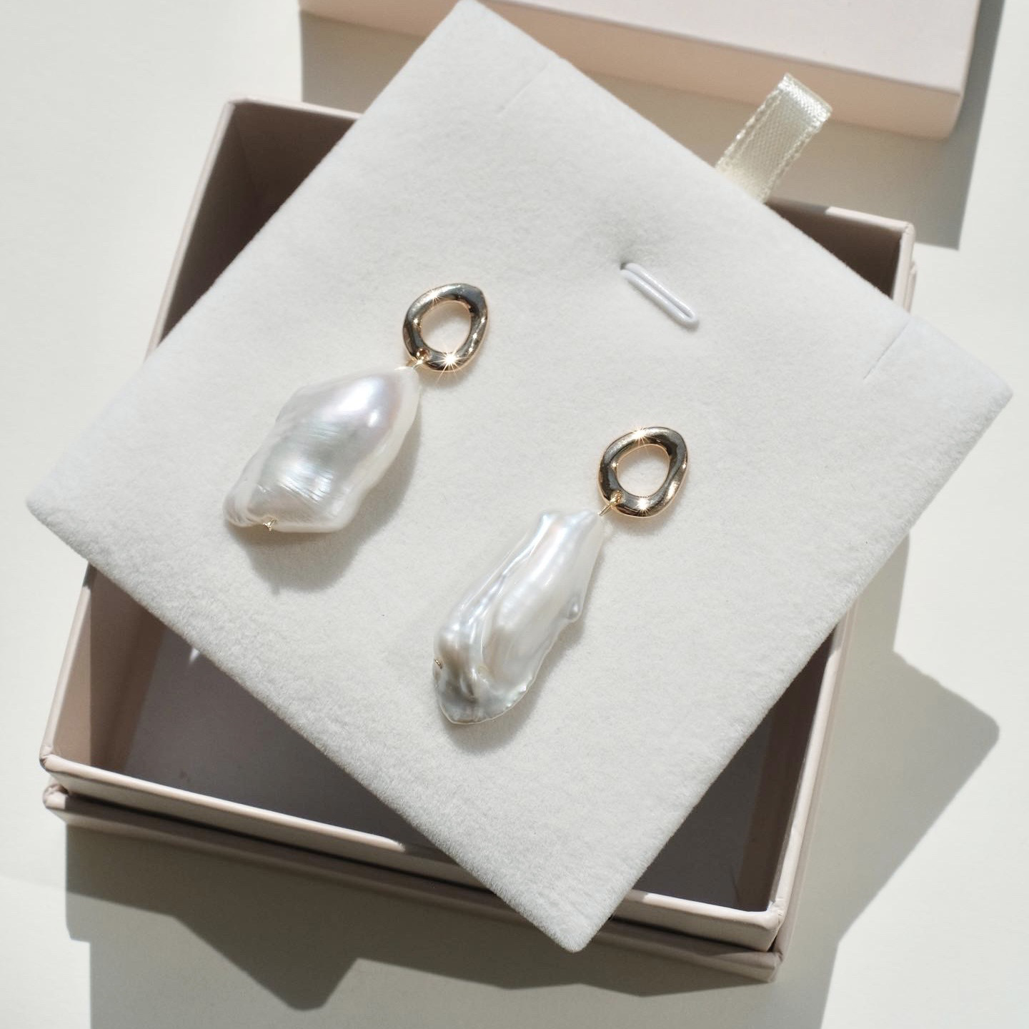 Kullatud kõrvarõngad baroque pärliga