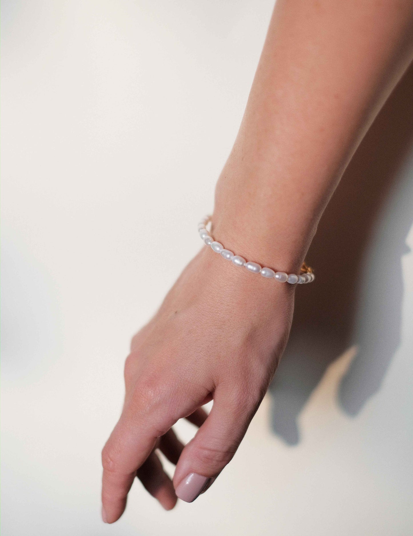 Perlų apyrankė su paauksuotomis / sidabrinėmis detalėmis