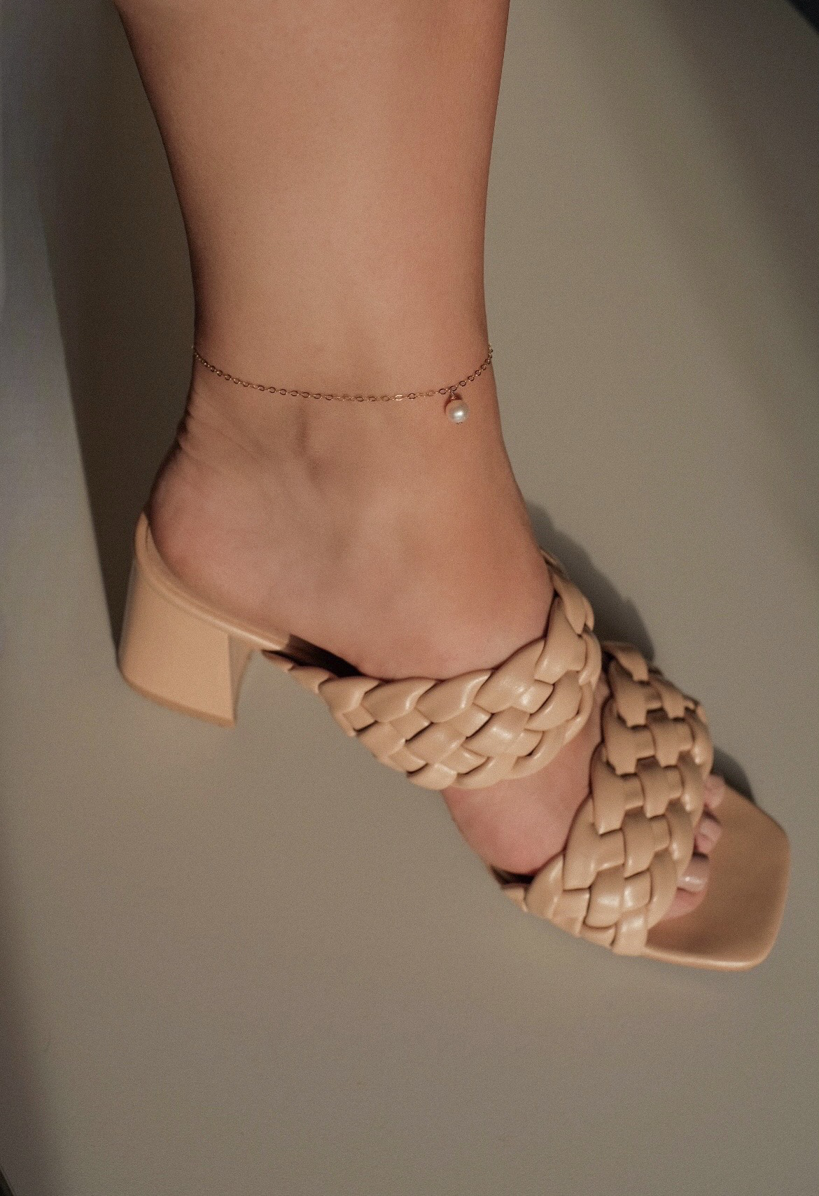 Kojos papuošalas su perlu