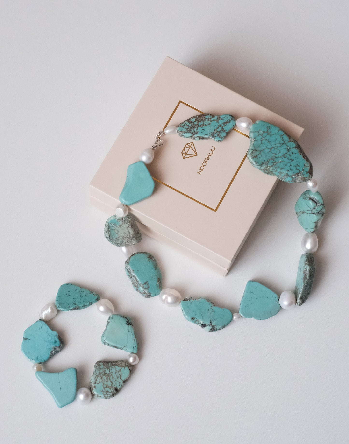 Natural pearl and magnezite necklace "Ren"