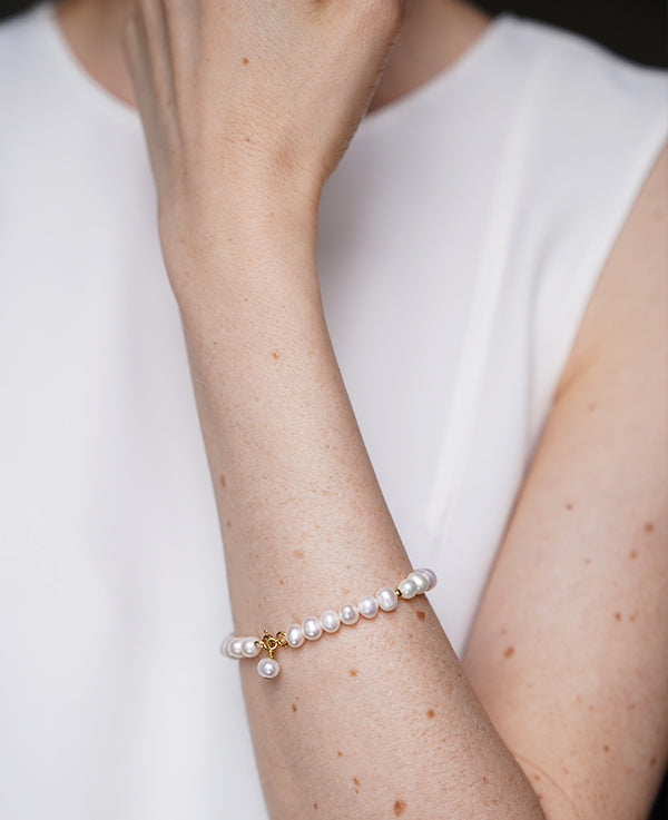 Pearl bracelet with gold plated / silver details