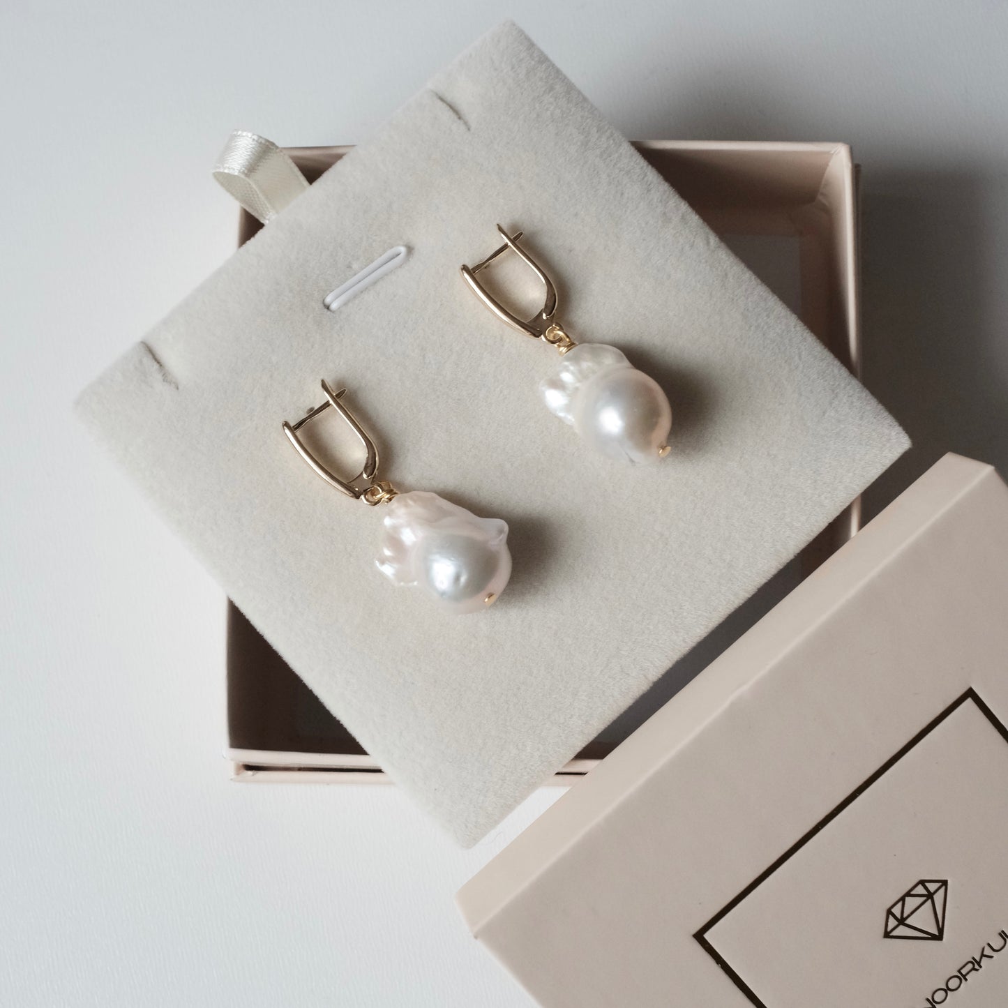 Apzeltīti auskari ar dabīgām pērlēm "Classic Baroque"