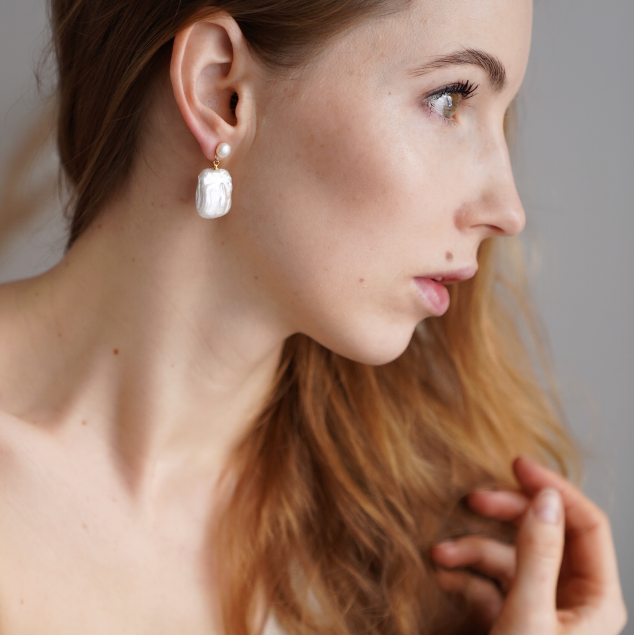 Paauksuoti auskarai su natūraliais perlais