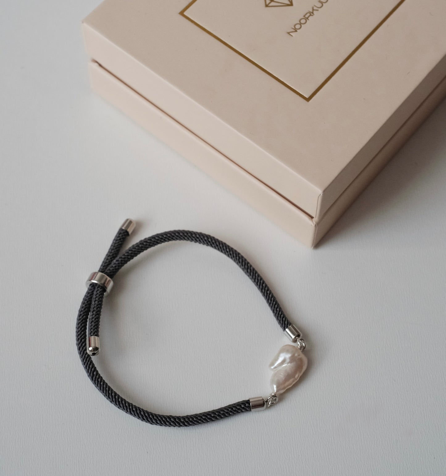 Pelēka rokassprādze ar Baroque pērli