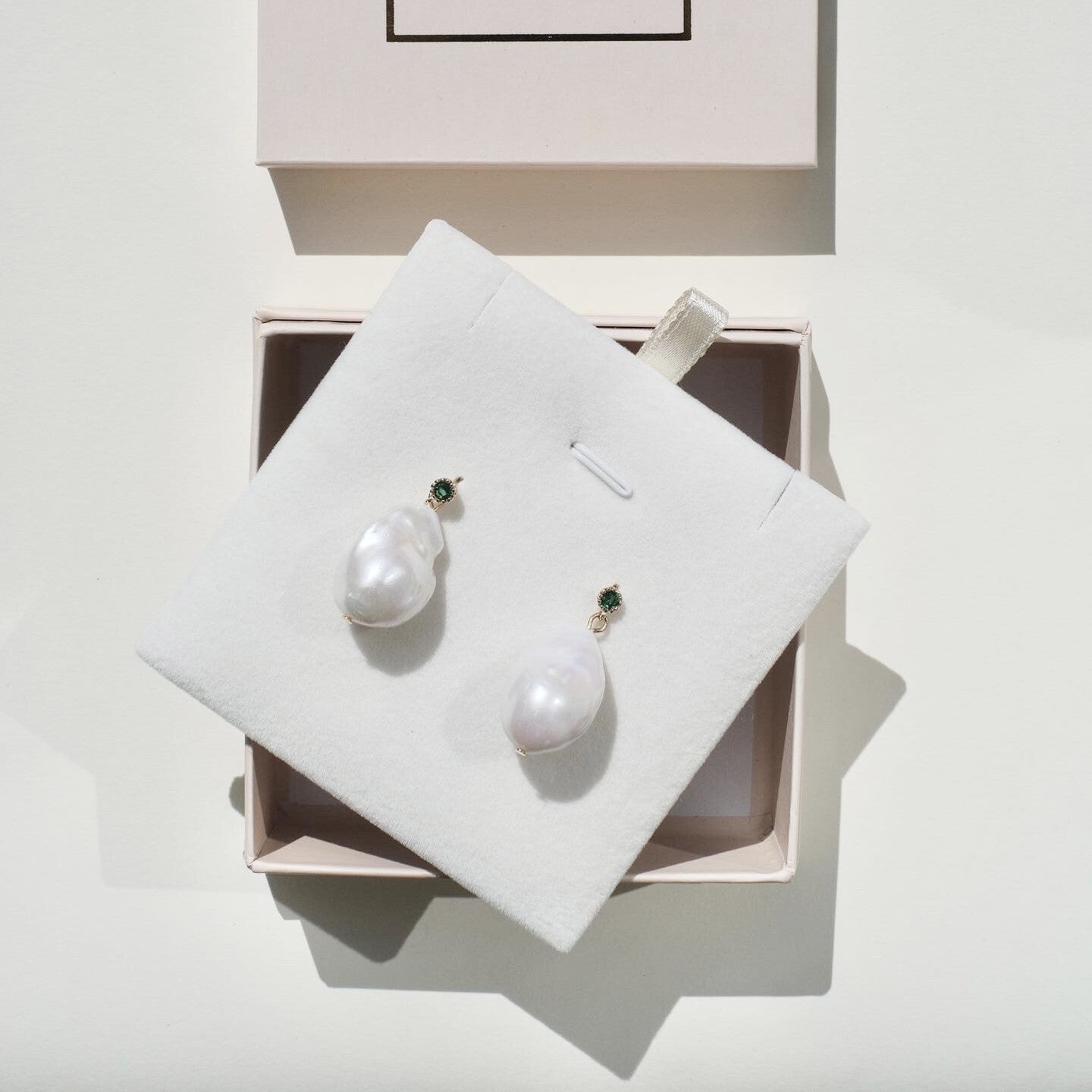 Paauksuoti auskarai su natūraliais perlais
