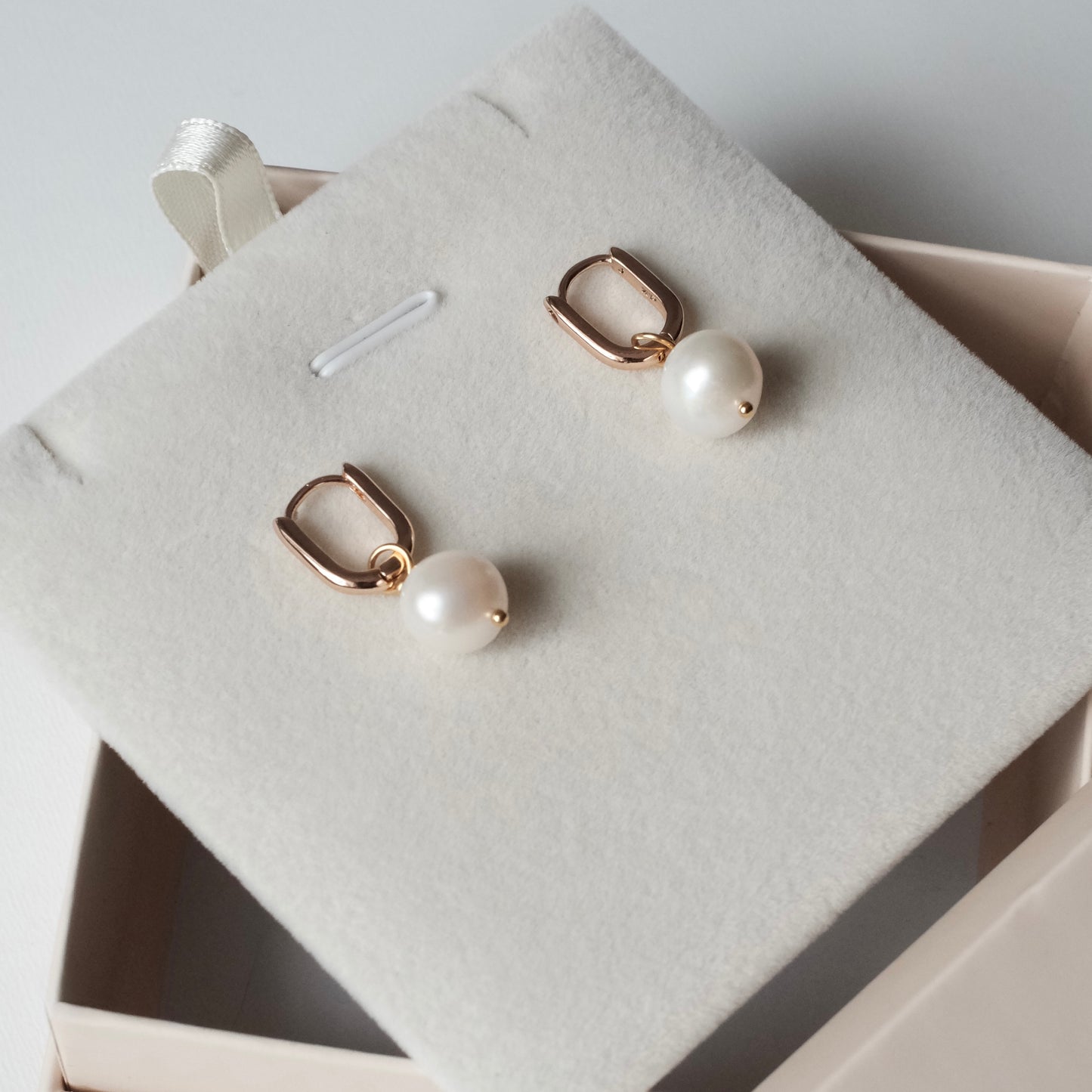 Apzeltīti auskari ar dabīgām pērlēm "Classic Small"