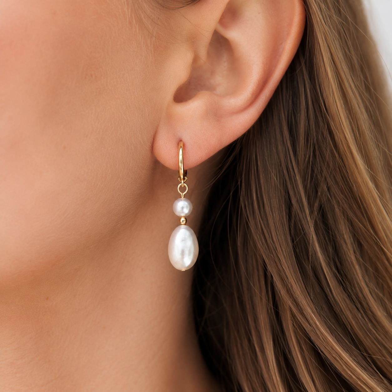 Gold plated earrings with natural pearls