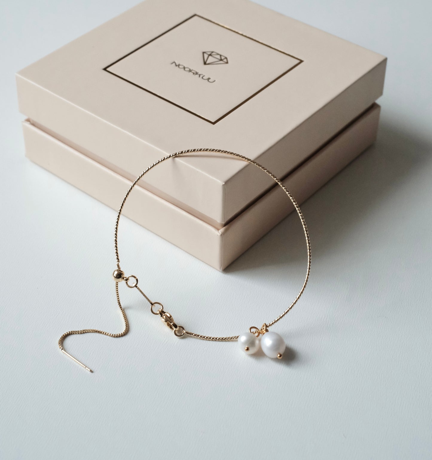 Apzeltīta rokassprādze ar dabīgiem pērlēm "Roundy"