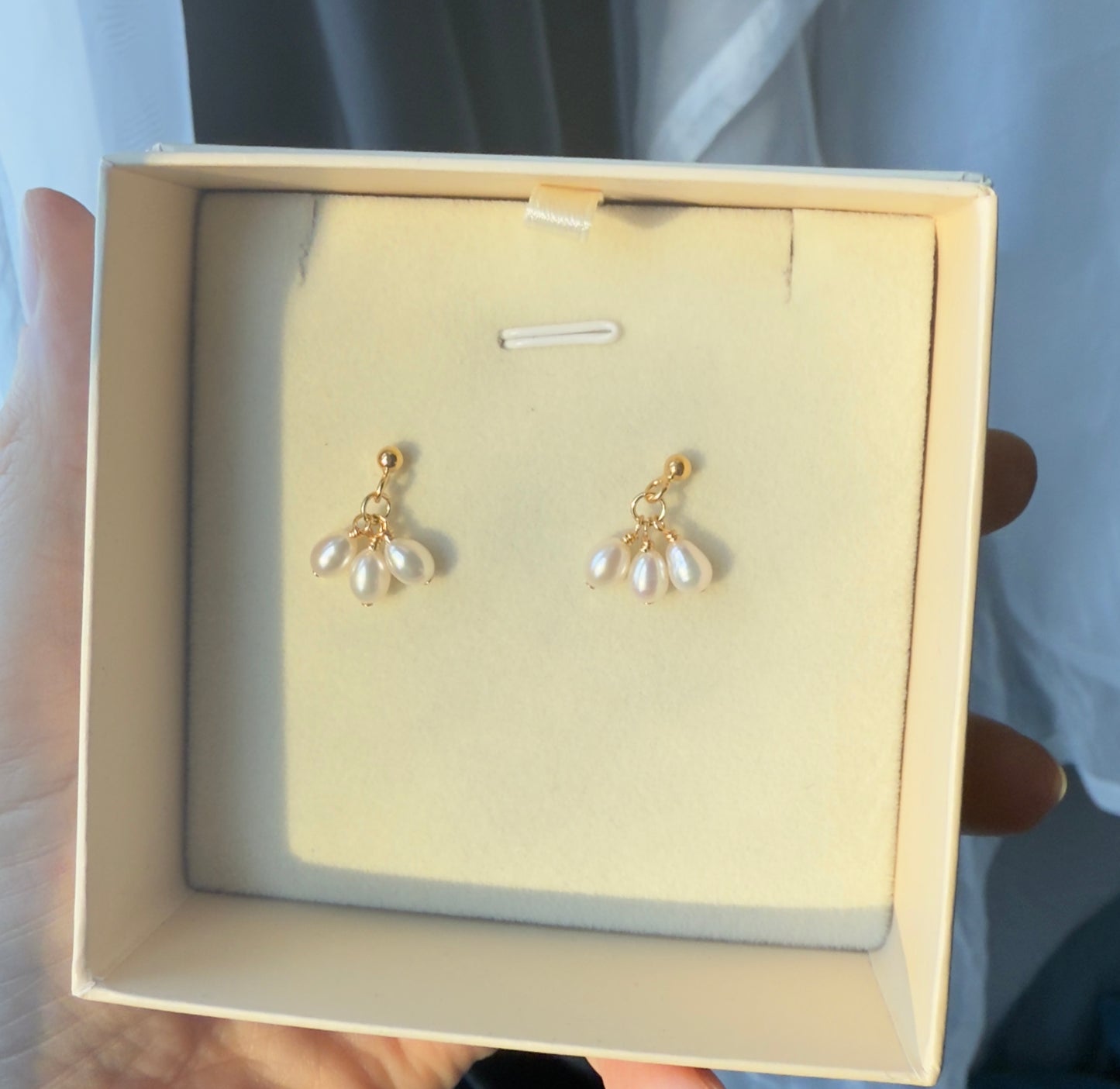 Gold plated earrings with natural pearls