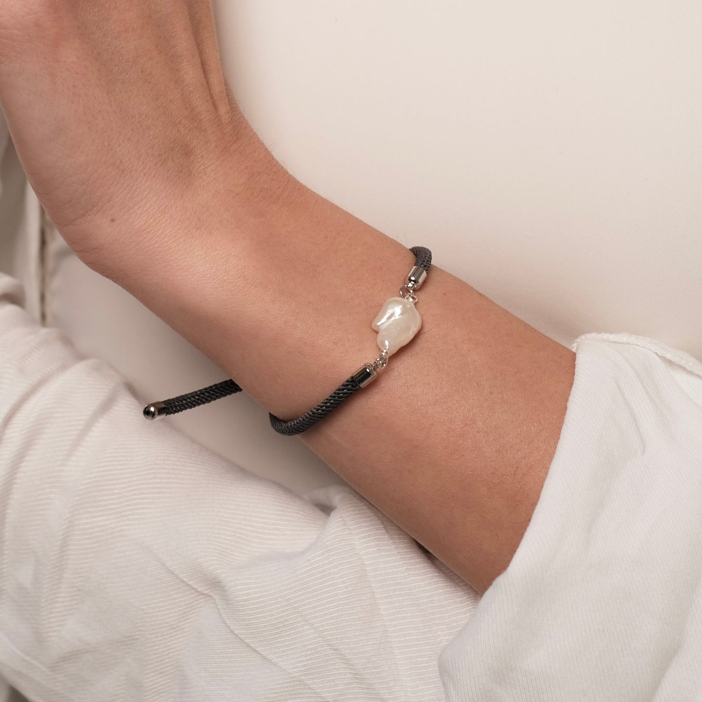 Pelēka rokassprādze ar Baroque pērli