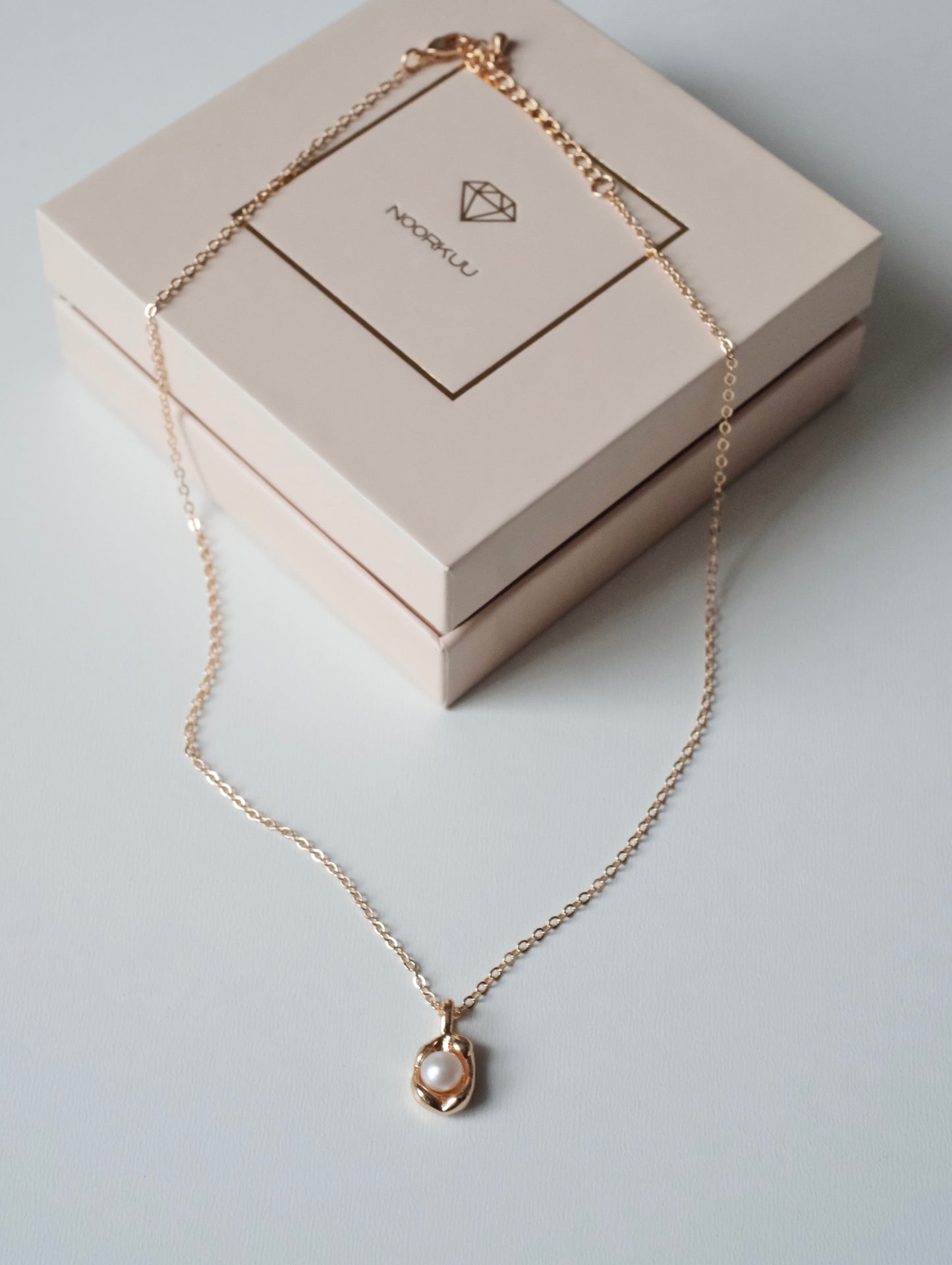 Kullatud kaelakee pärliga