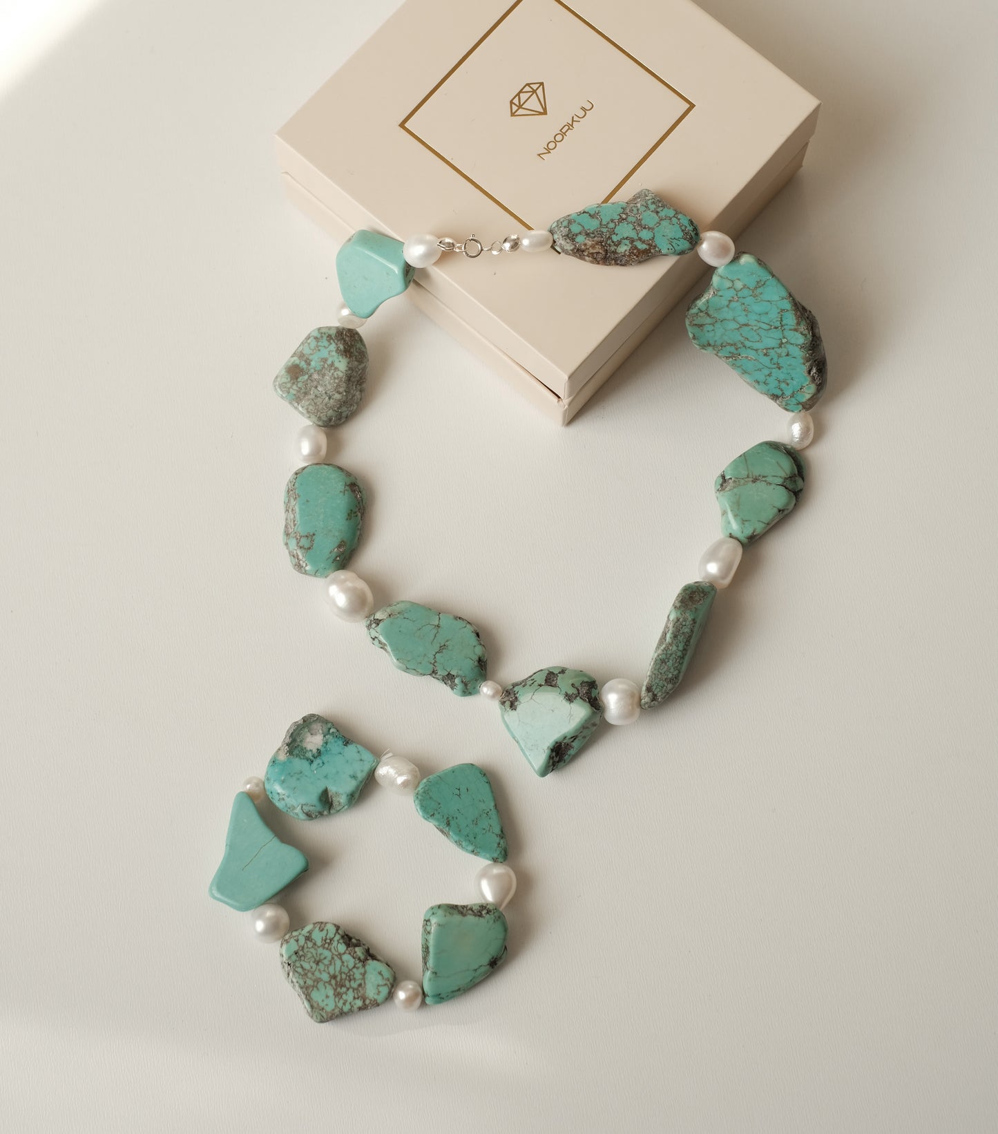 Natural pearl and magnezite bracelet "Ren"