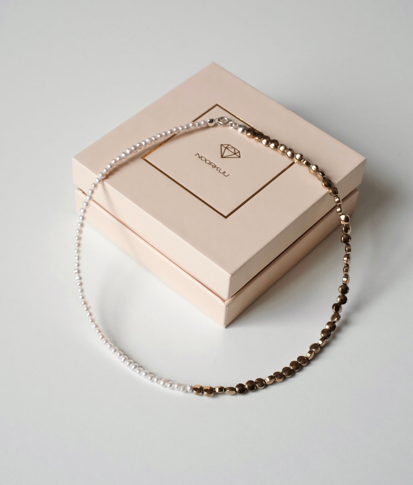 Natūralių perlų ir hematito vėrinys "Tiny"