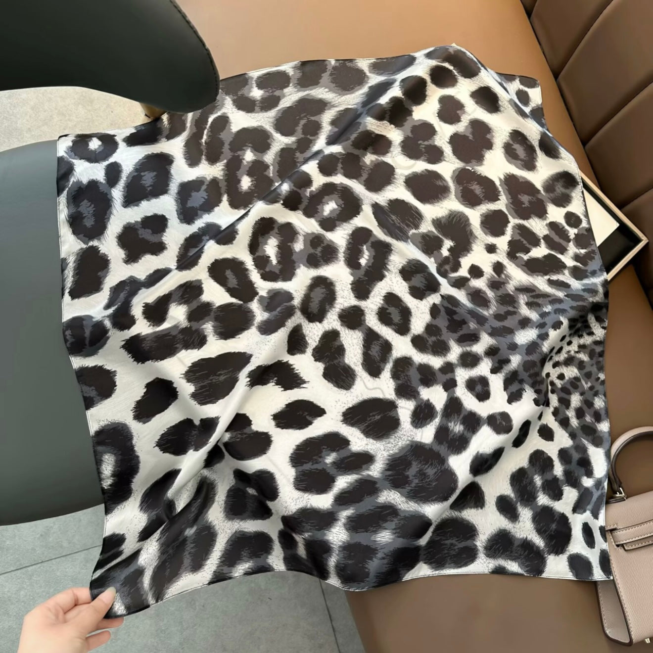 100% šilkinė skarelė "Leopard"