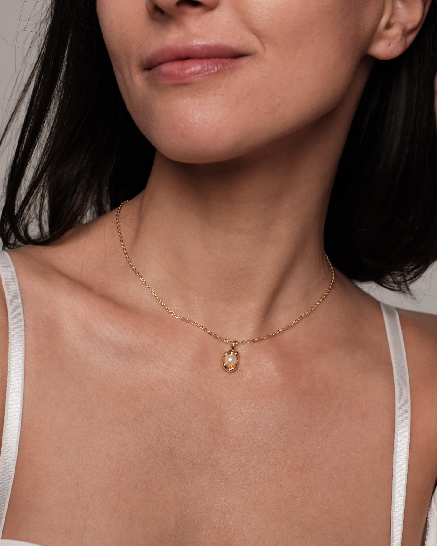 Kullatud kaelakee pärliga