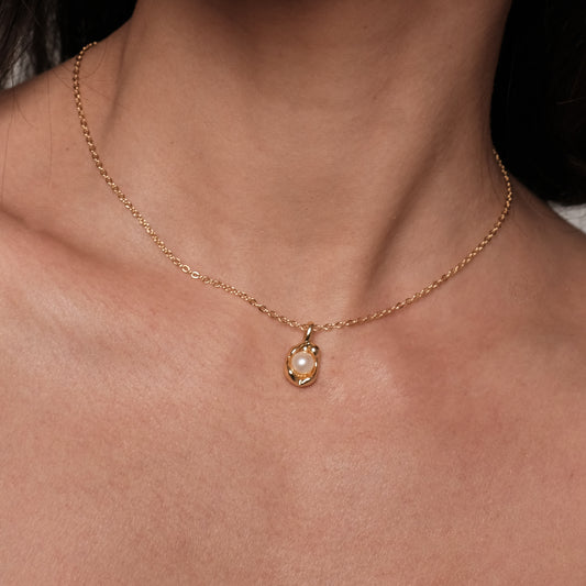 Kullatud kaelakee pärliga