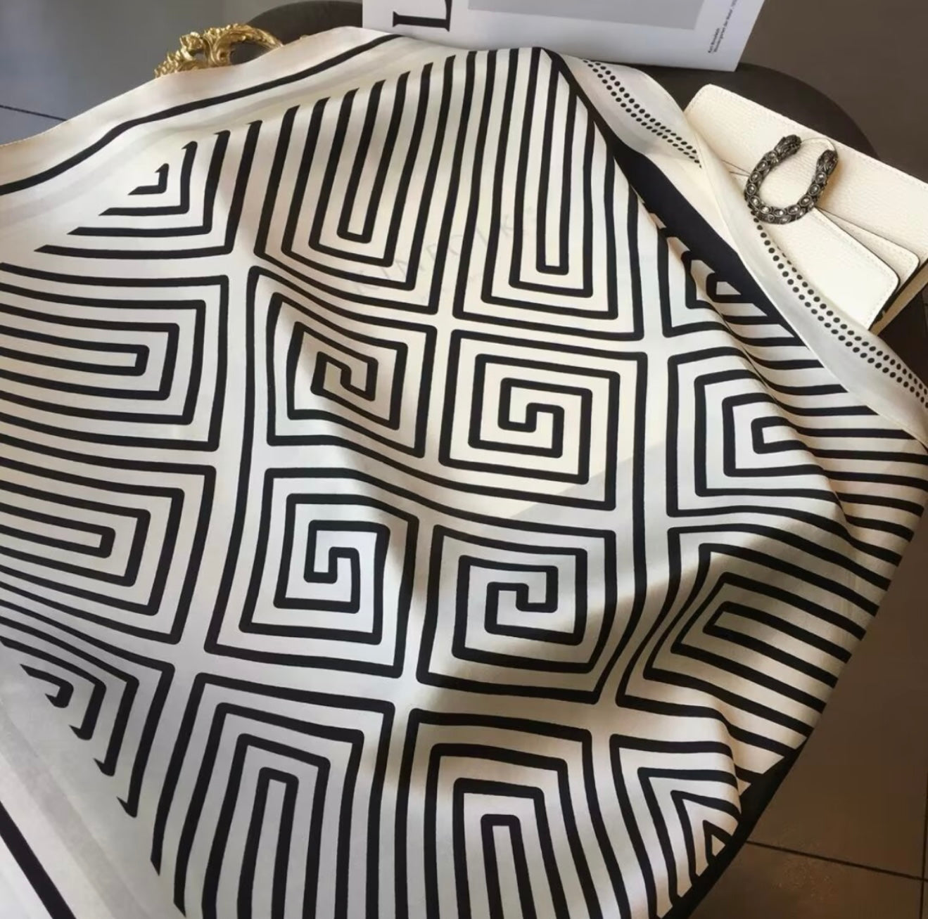 100% šilkinė skarelė "Classic labyrinth"