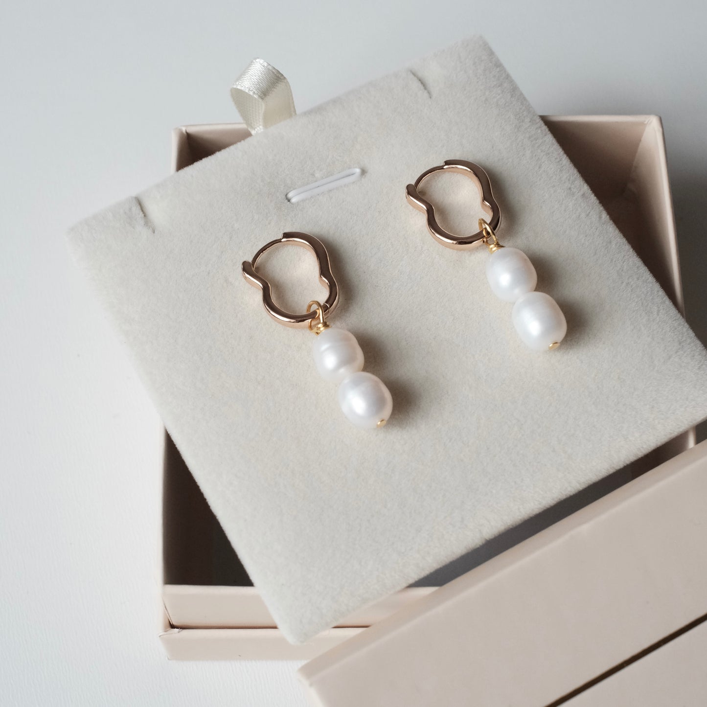 Apzeltīti auskari ar dabīgām pērlēm "Classic Small"