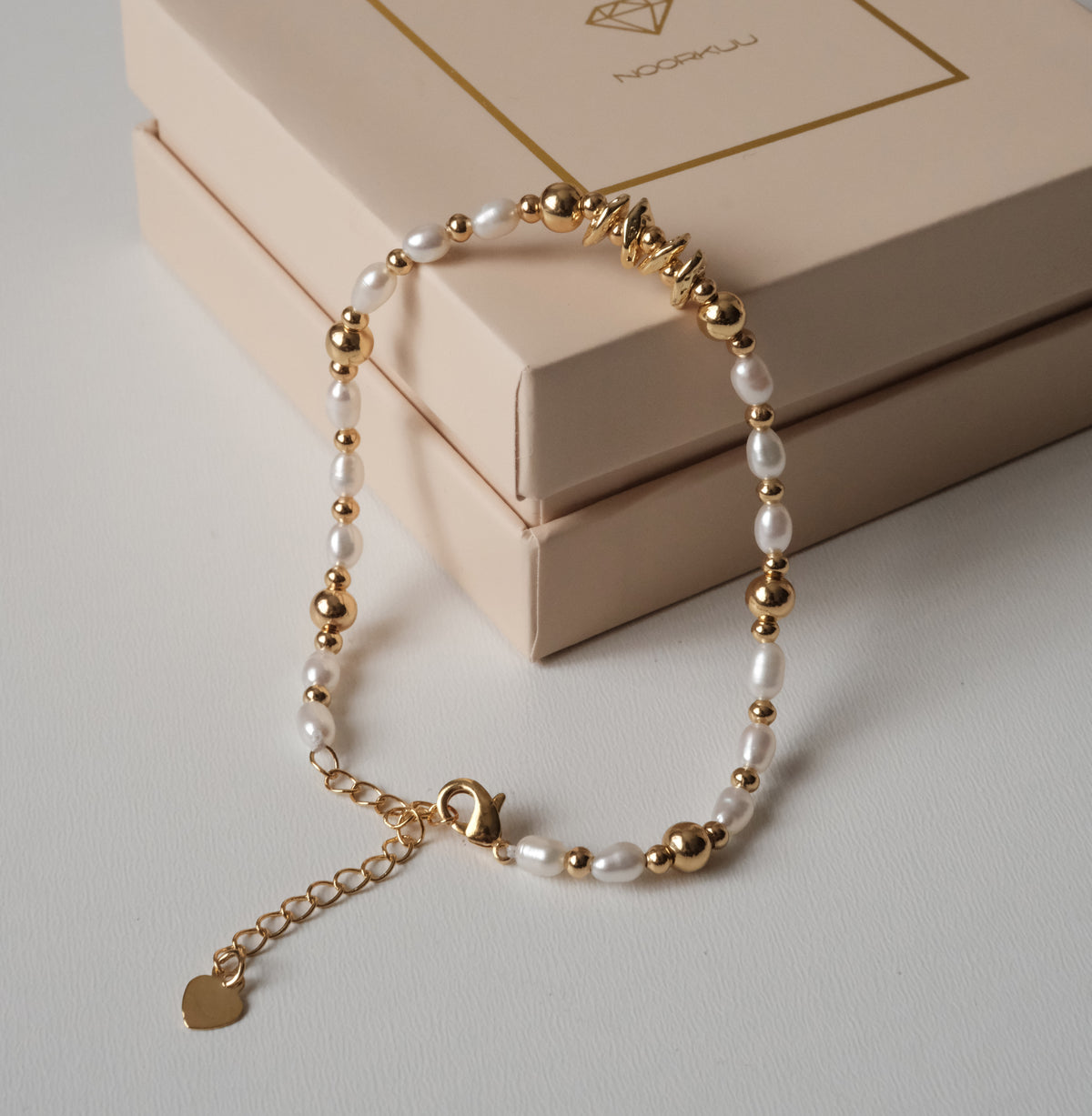 Pearl bracelet with gold plated details "Pearly"