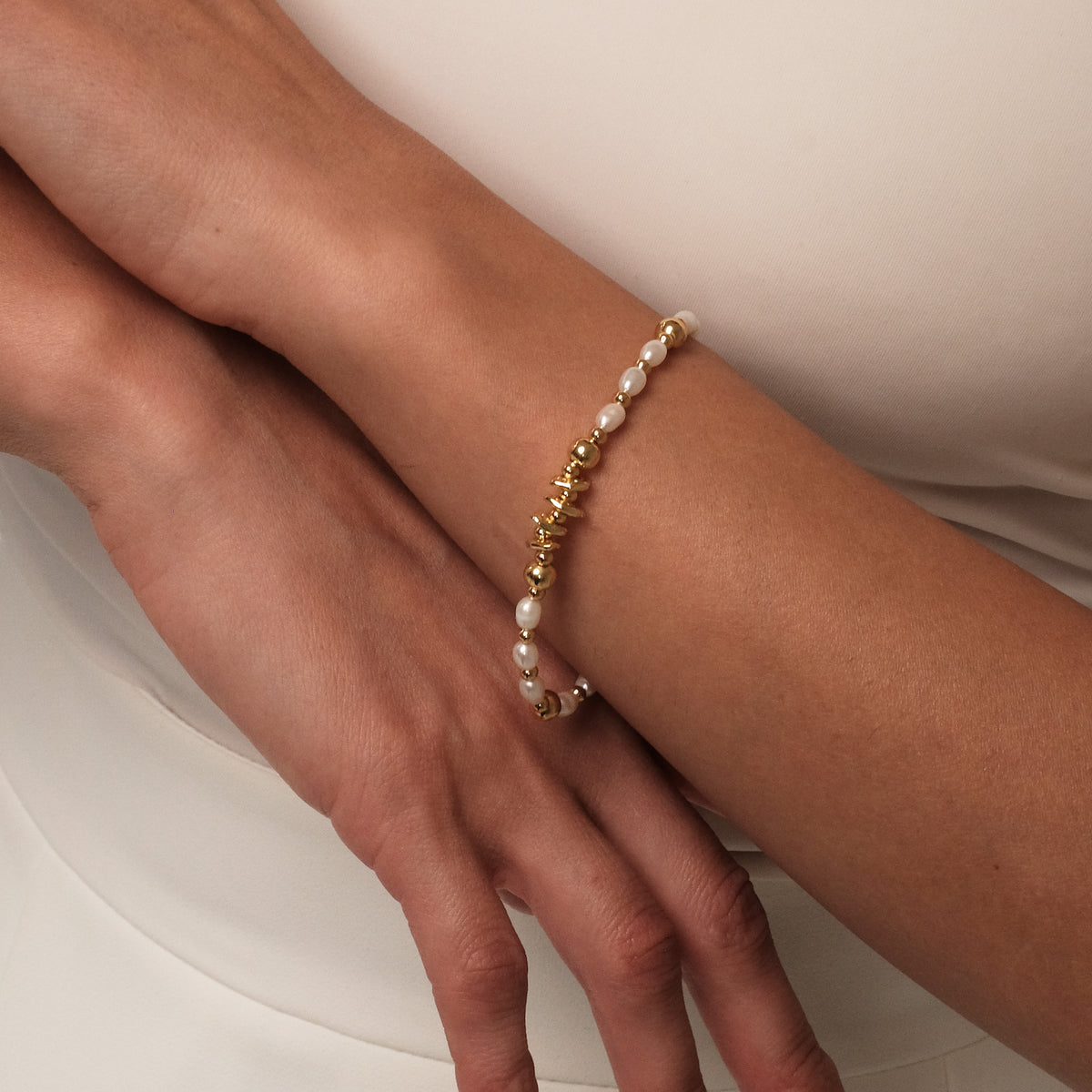 Pearl bracelet with gold plated details "Pearly"