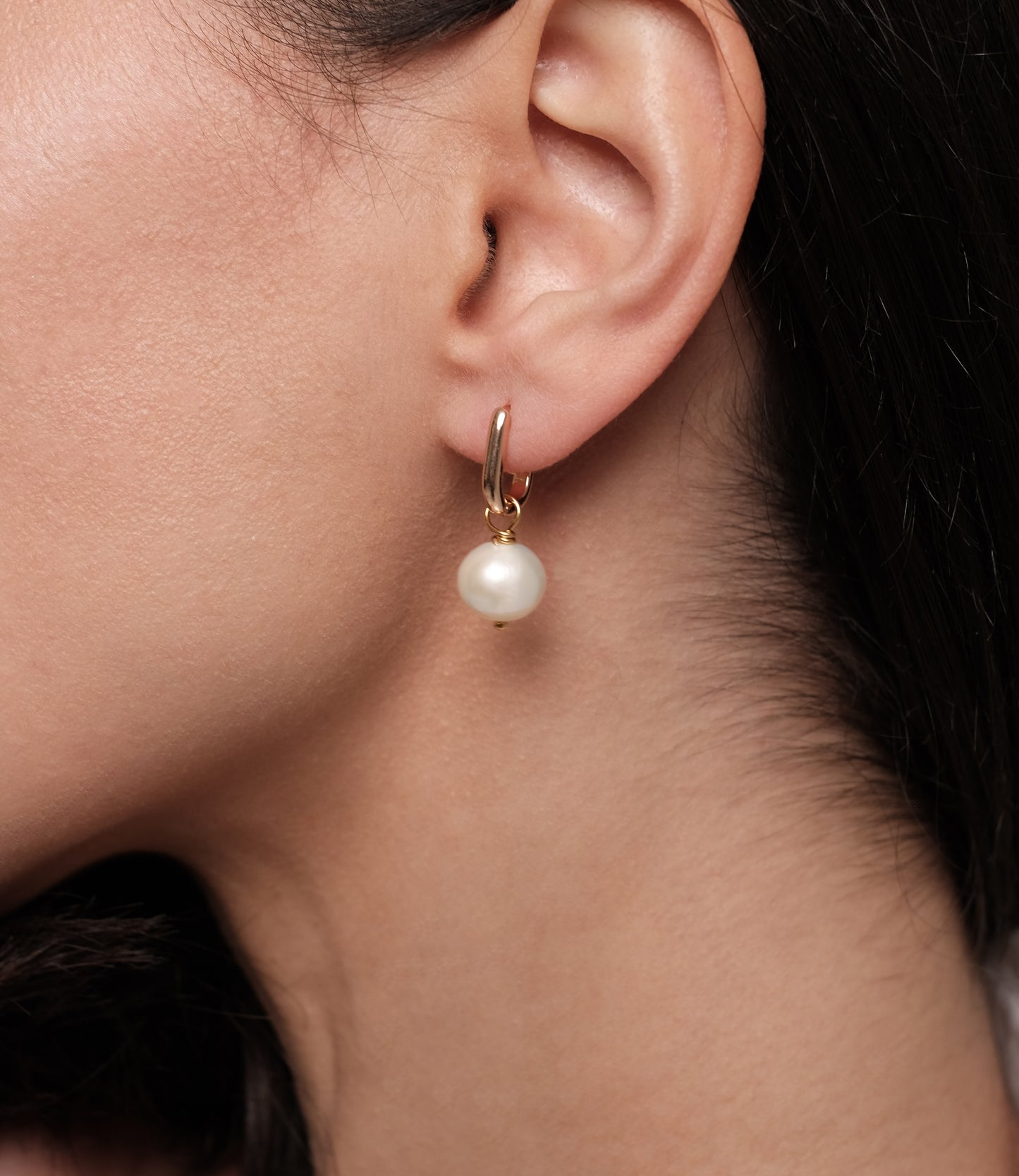 Apzeltīti auskari ar dabīgām pērlēm "Classic Small"