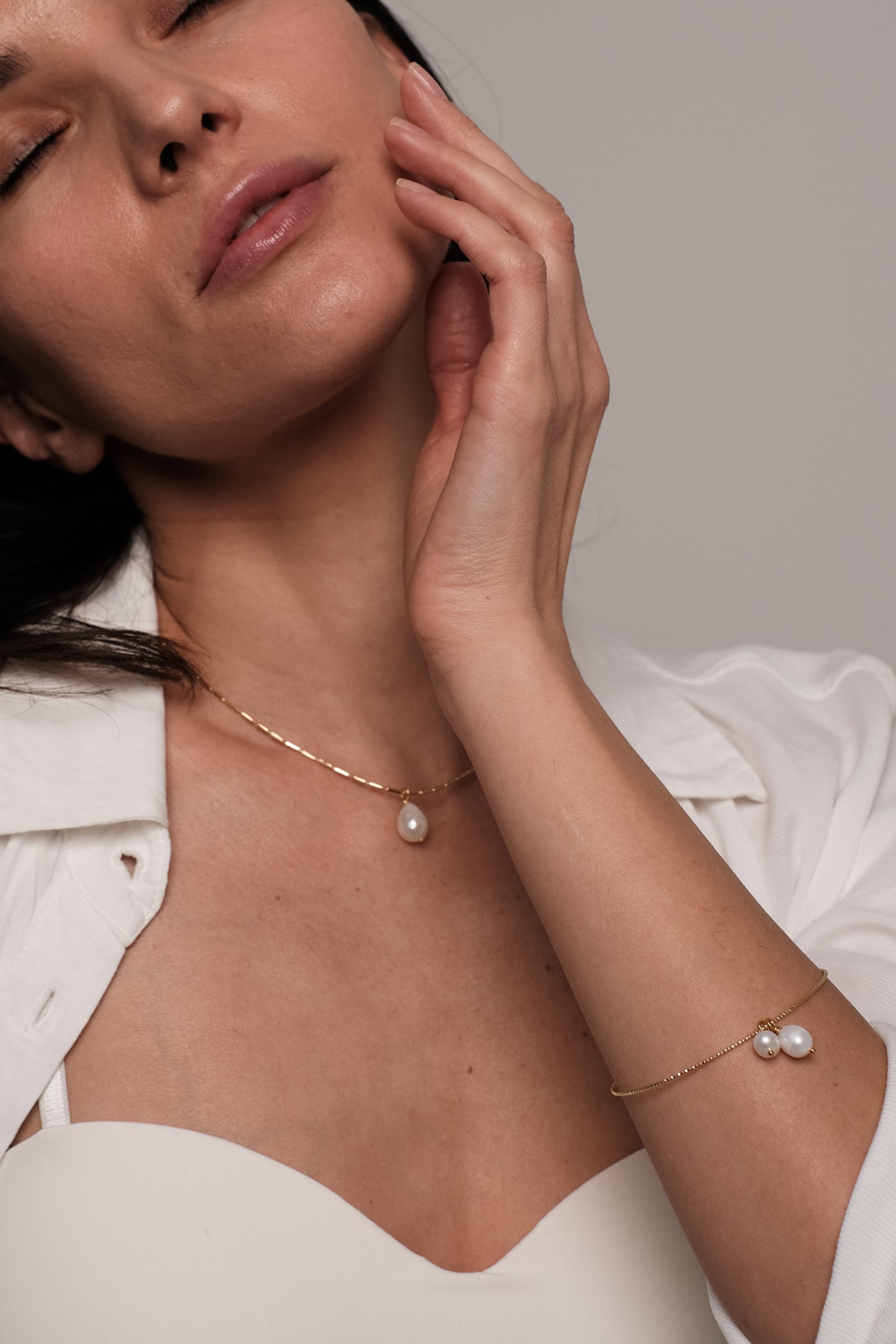 Apzeltīta rokassprādze ar dabīgiem pērlēm "Roundy"