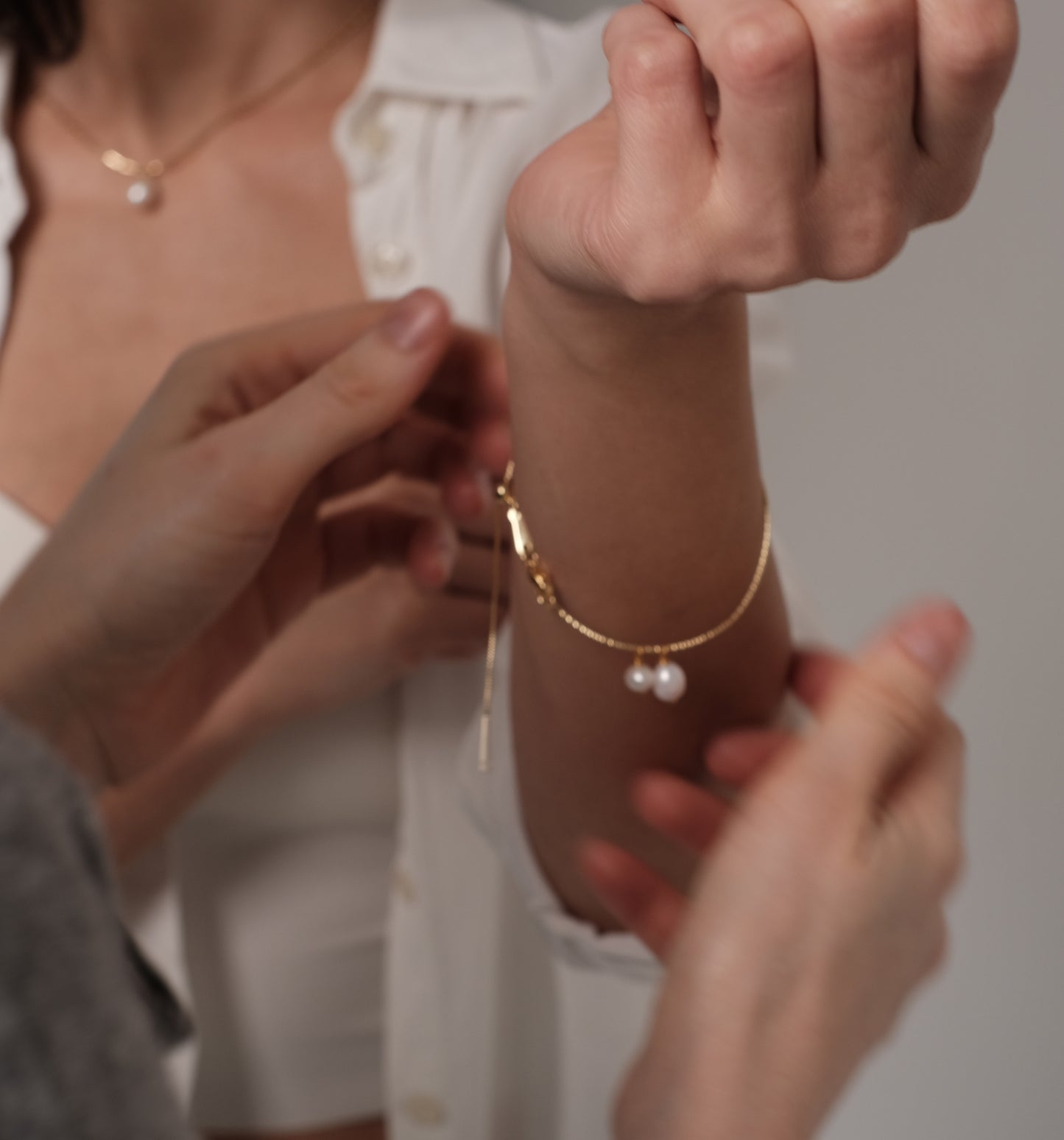 Apzeltīta rokassprādze ar dabīgiem pērlēm "Roundy"